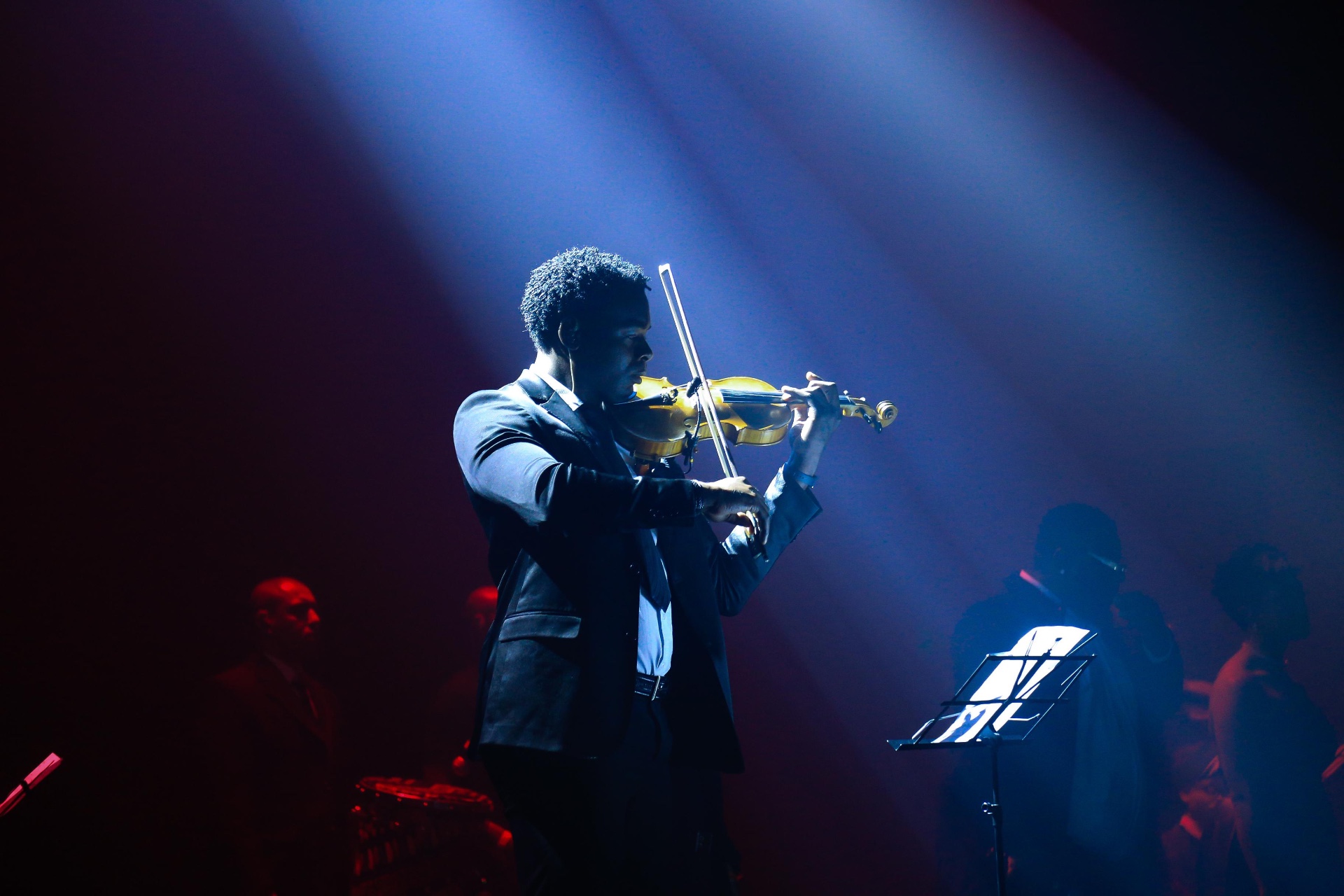Violinista em momento de solo no palco