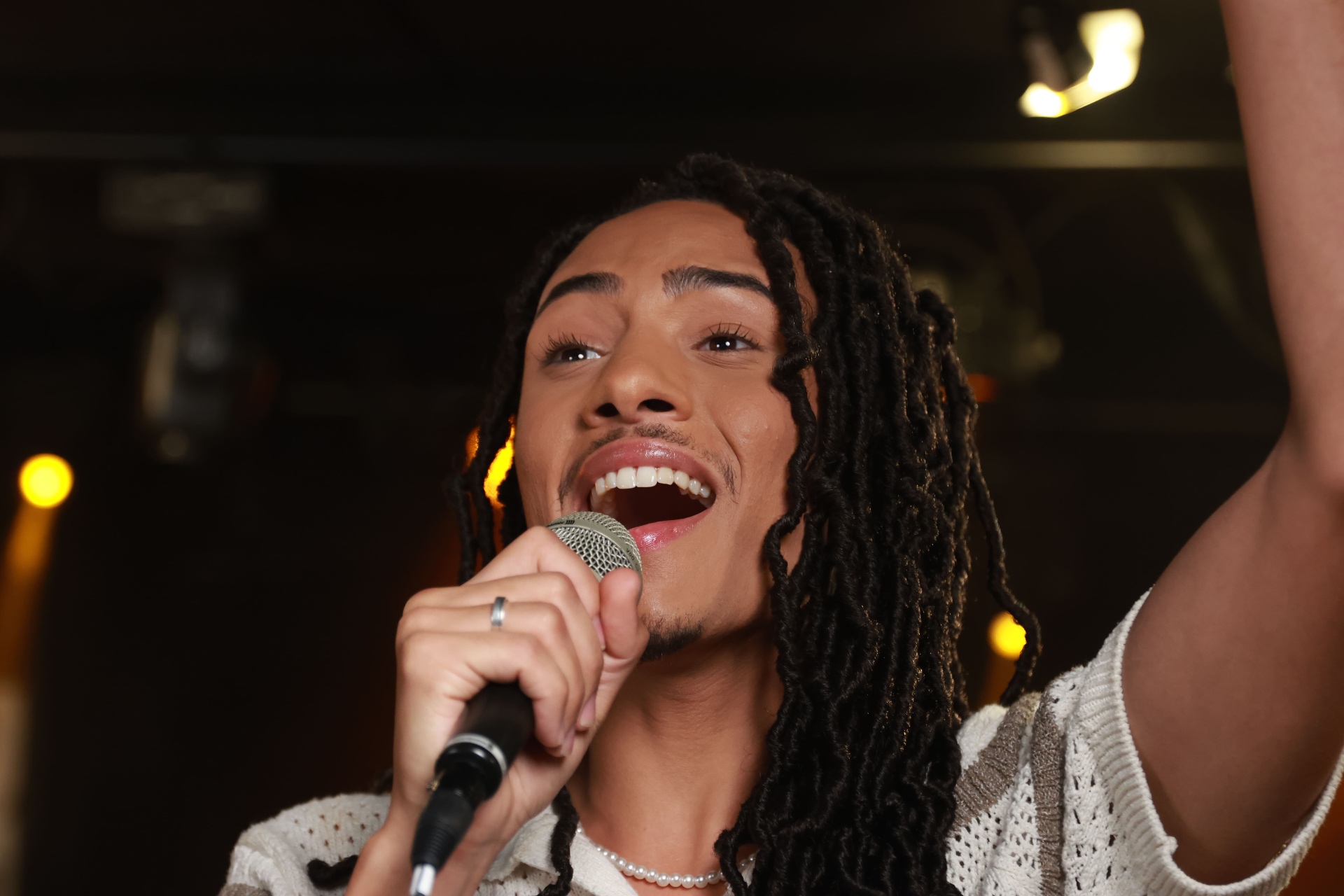 Vocalista em momento de ápice