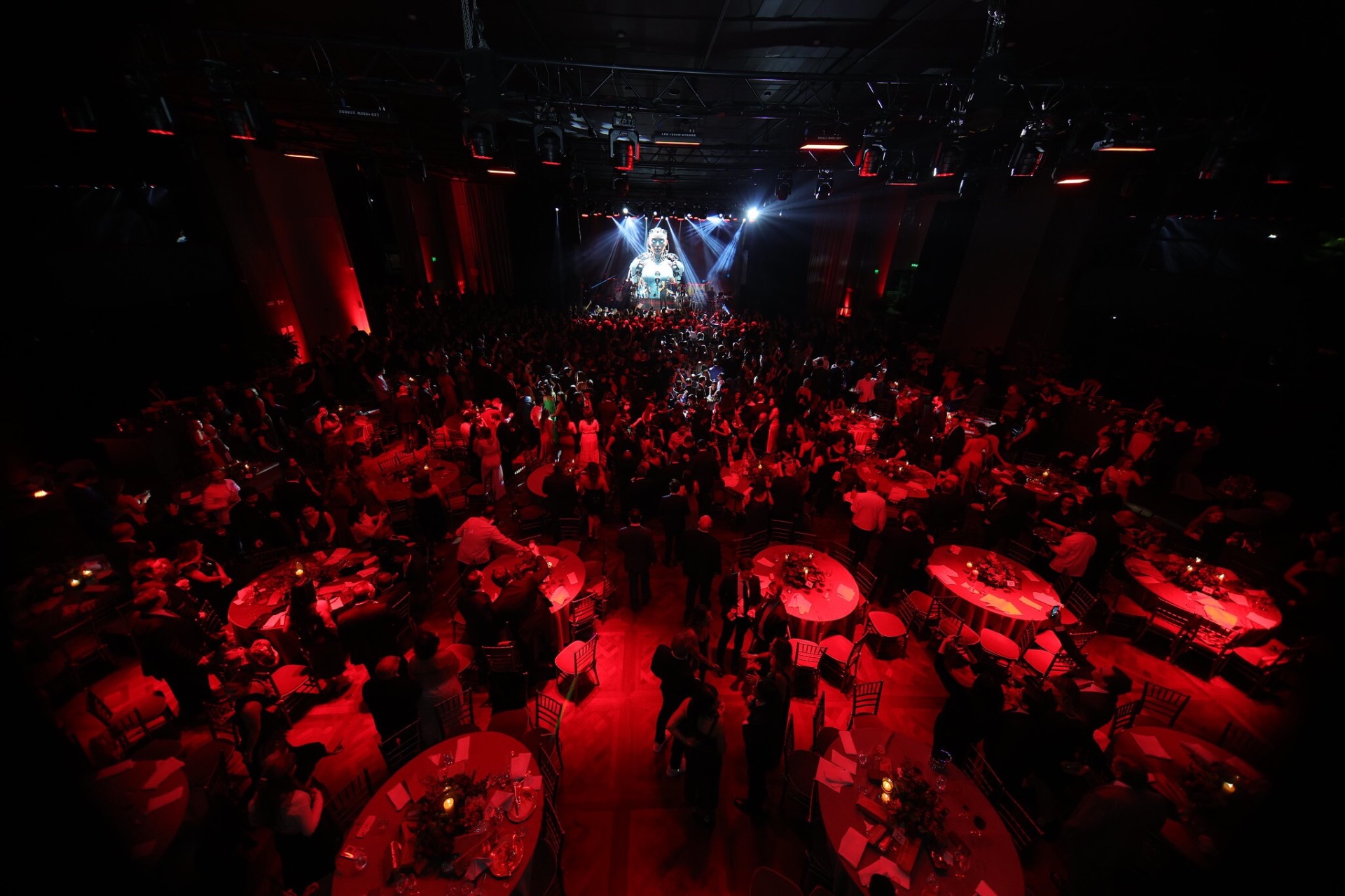 Salão lotado em evento corporativo de luxo