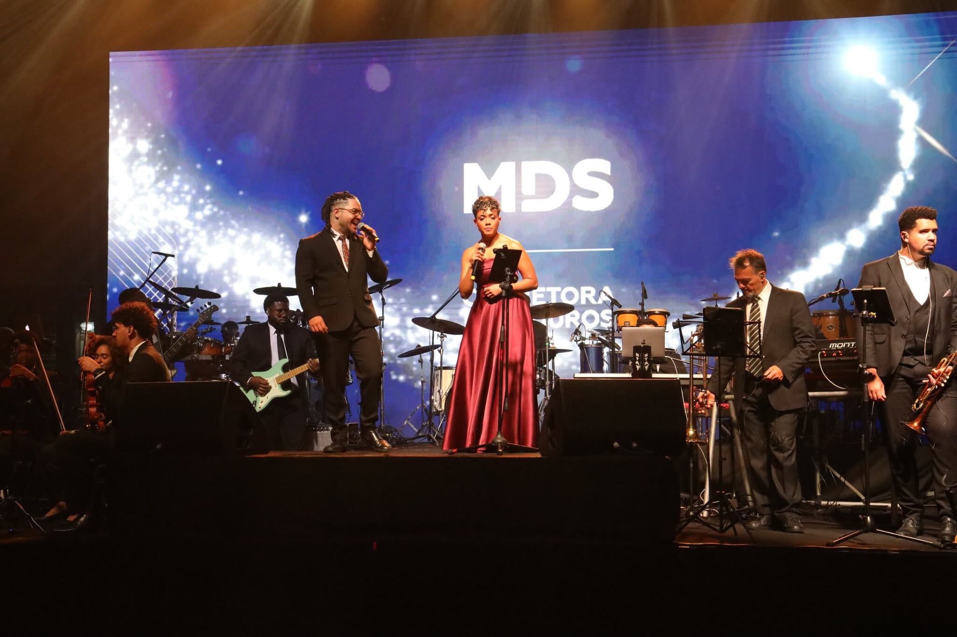 Banda completa em palco corporativo