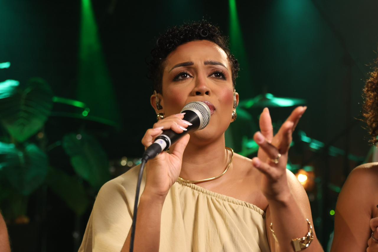Vocalista emocionada em apresentação intimista